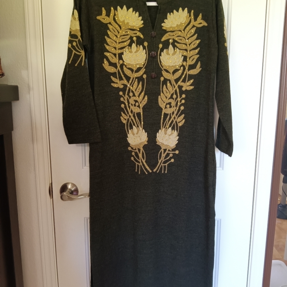 CLEARANCE SALE!!  Elegant Floral Embroidered Sweater Dress Sz S